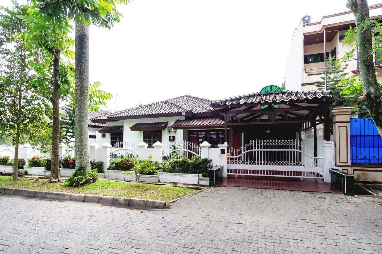ホテル Oyo Living 2843 Raz House Syariah メダン エクステリア 写真