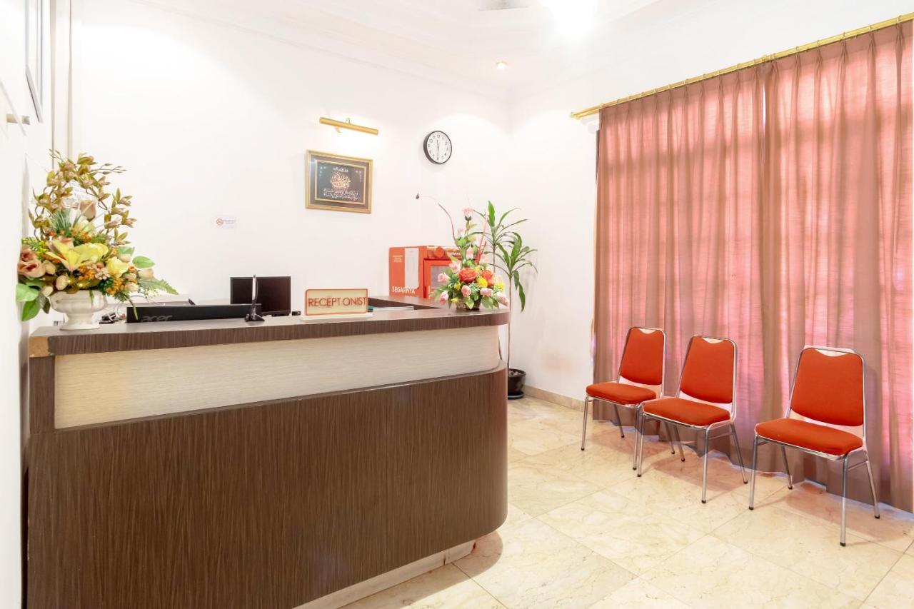 ホテル Oyo Living 2843 Raz House Syariah メダン エクステリア 写真