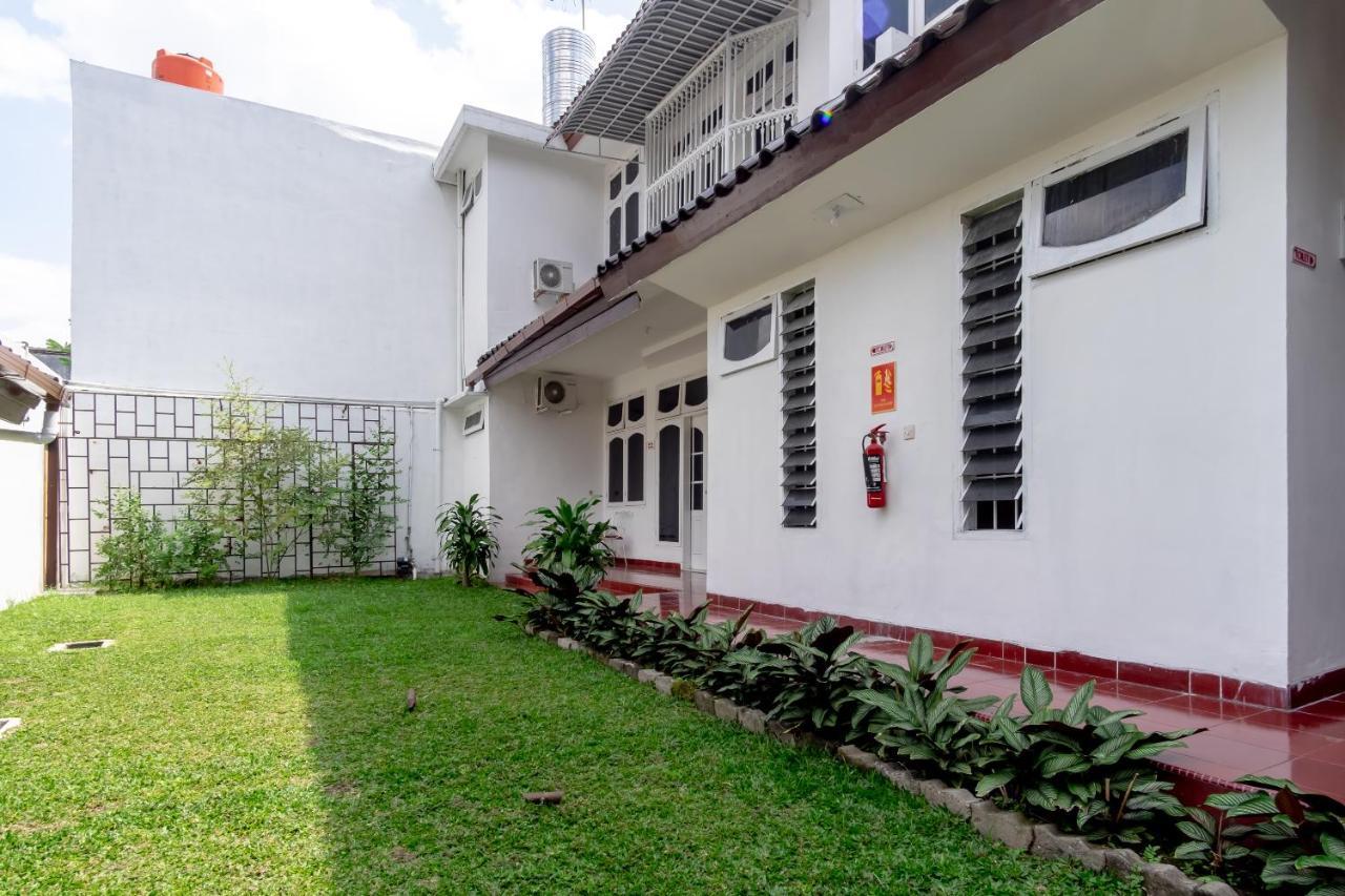 ホテル Oyo Living 2843 Raz House Syariah メダン エクステリア 写真