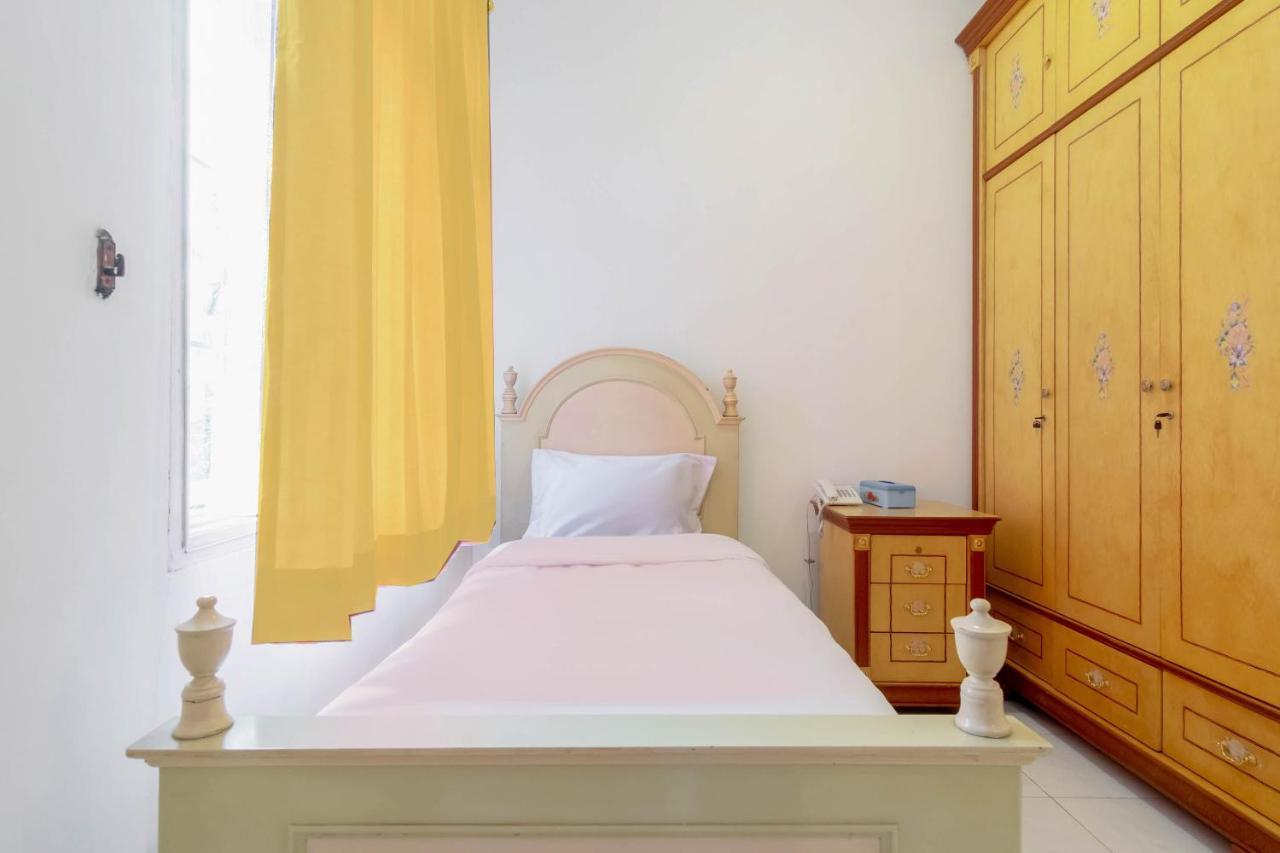 ホテル Oyo Living 2843 Raz House Syariah メダン エクステリア 写真