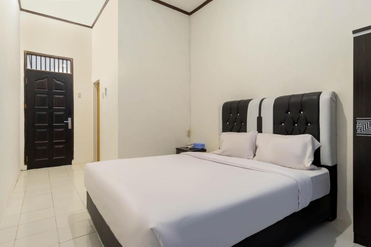 ホテル Oyo Living 2843 Raz House Syariah メダン エクステリア 写真