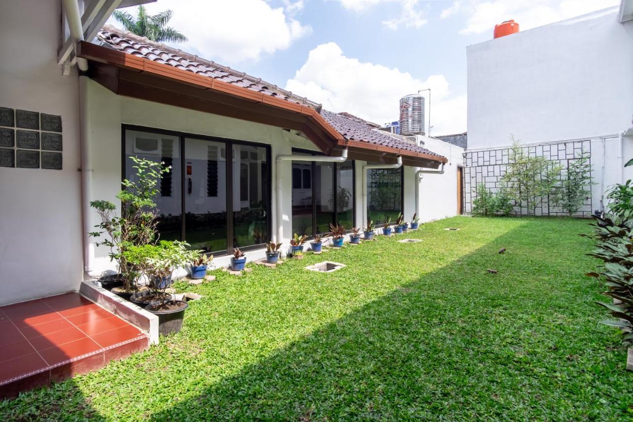 ホテル Oyo Living 2843 Raz House Syariah メダン エクステリア 写真